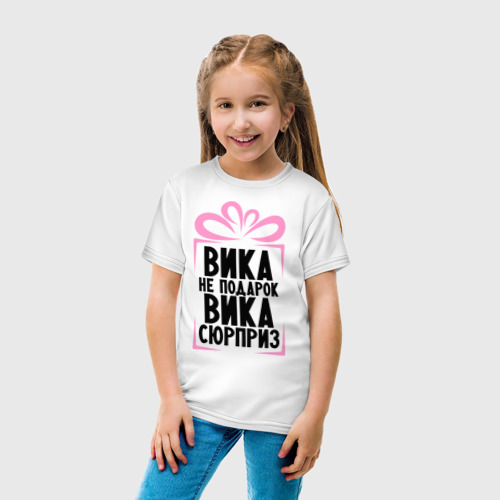 Детская футболка с принтом Вика не подарок, вид сбоку #3
