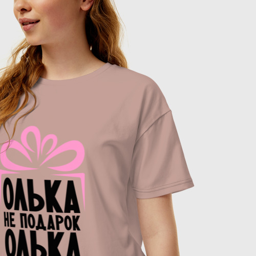 Женская футболка oversize с принтом Олька не подарок, фото на моделе #1