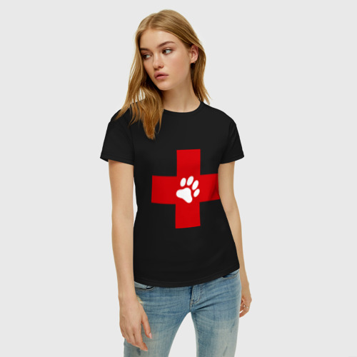 Женская футболка с принтом Ветеринар, фото на моделе #1