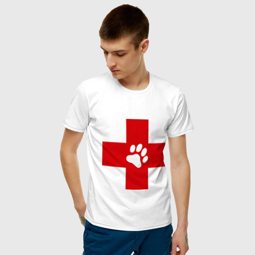 Мужская футболка с принтом Ветеринар, фото на моделе #1