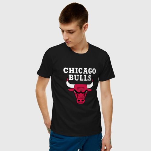 Мужская футболка с принтом Чикаго Буллз, фото на моделе #1