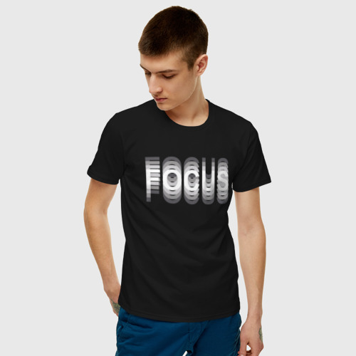 Мужская футболка с принтом FOCUS, фото на моделе #1