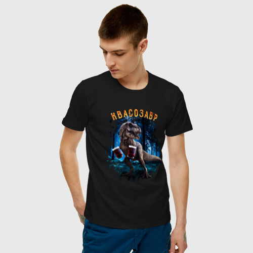 Мужская футболка с принтом Квасозавр: динозавр с квасом, фото на моделе #1