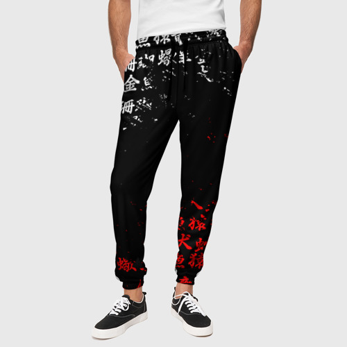 Мужские брюки 3D с принтом КРАСНО БЕЛЫЕ ИЕРОГЛИФЫ / ЯПОНИЯ / БРЫЗГИ, вид сбоку #3