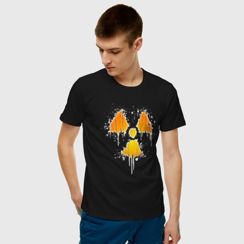 Мужская футболка с принтом Radioactive symbol, фото на моделе #1