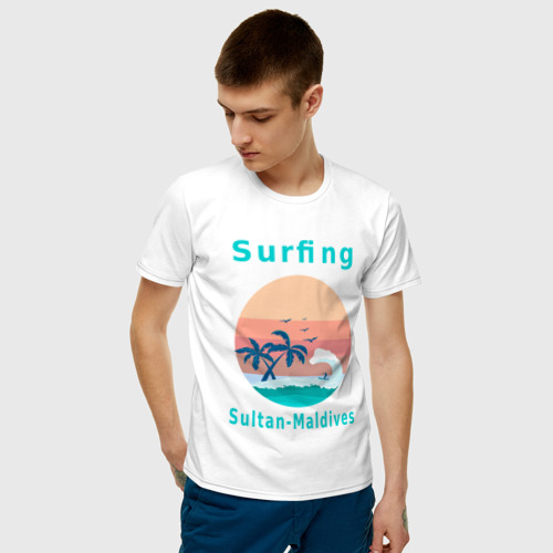 Мужская футболка с принтом Серфинг на Мальдивских островах, фото на моделе #1
