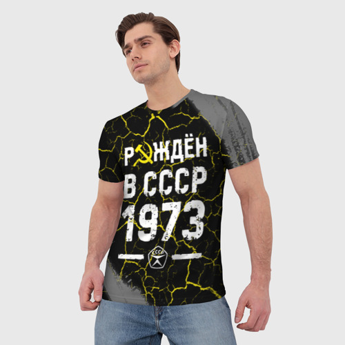 Мужская 3D футболка с принтом Рождён в СССР в 1973 году на темном фоне, фото на моделе #1
