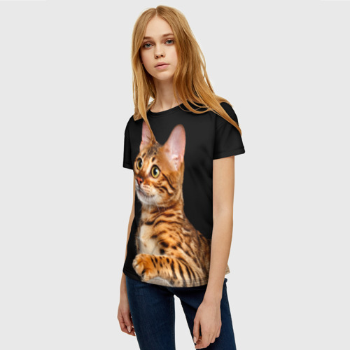 Женская 3D футболка с принтом Бенгальский котёнок на чёрном фоне, фото на моделе #1