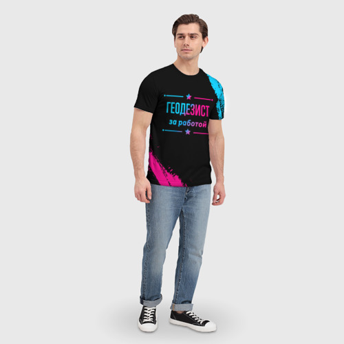 Мужская 3D футболка с принтом Геодезист за работой - неоновый градиент, вид сбоку #3