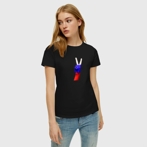 Женская футболка с принтом Рука со знаком победы в цветах российского триколора, фото на моделе #1