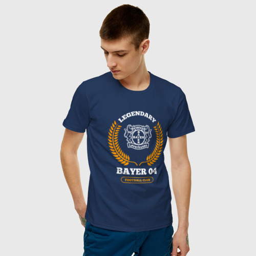 Мужская футболка с принтом Лого Bayer 04 и надпись legendary football club, фото на моделе #1