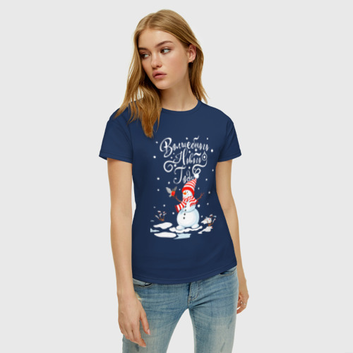 Женская футболка с принтом Новогодний снеговик, фото на моделе #1